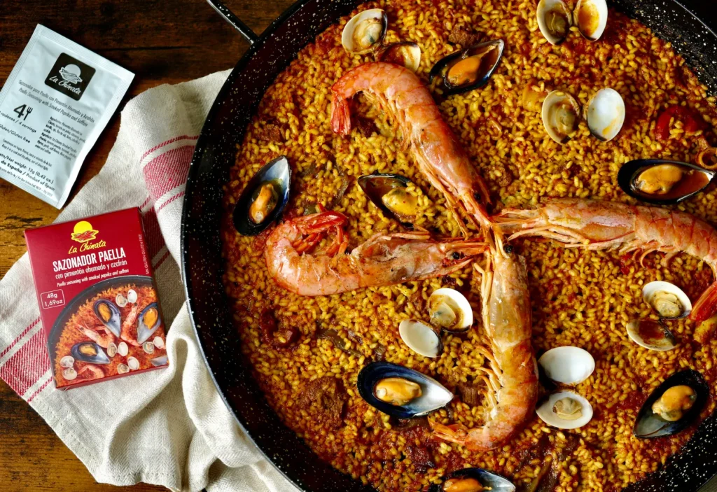 Cómo hacer paella gourmet con ingredientes frescos 1 Receta de paella de marisco fácil con sazonador